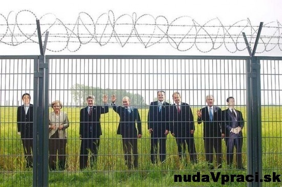 A sú za mrežami