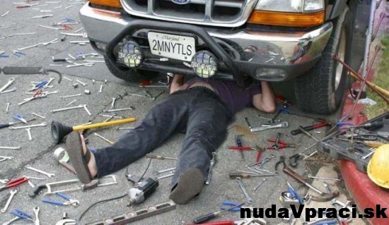 Pán automechanik pri práci
