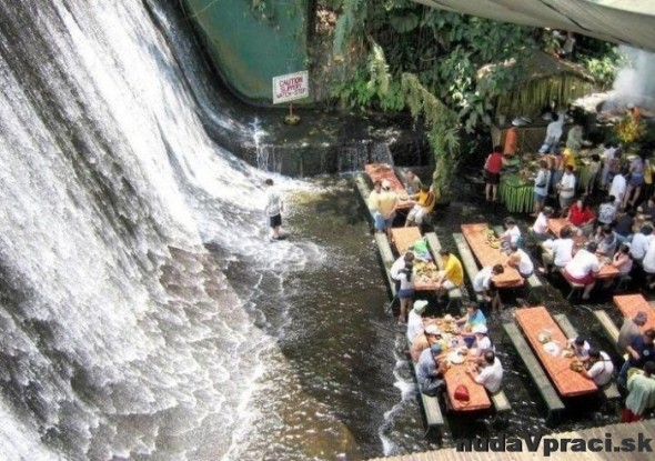 Reštaurácia pod vodopádom
