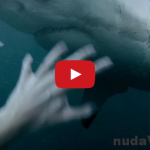 Hororové! Muž bojuje s obrovským žralokom