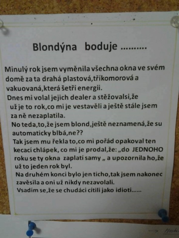 Blondýna boduje