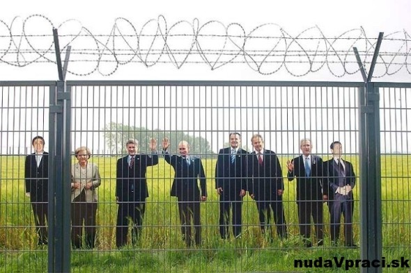 A sú za mrežami