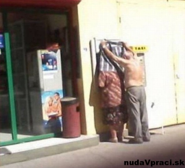 Schovaj bankomat fotia nás