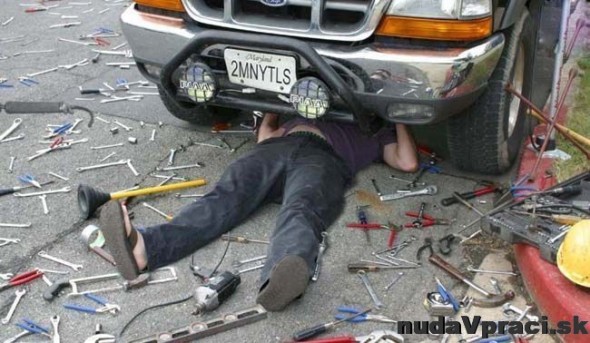 Pán automechanik pri práci