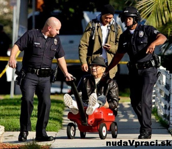 Asi nikomu na pieskovisku nechcel požičať lopatku a vedierko