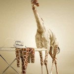 Žirafa si žehlí svoje nové oblečenie
