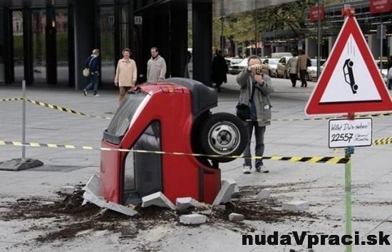 Pozor na padjúce autá