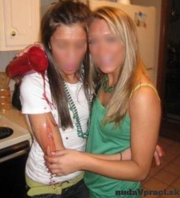 Dve dievčatá a jeden nápoj