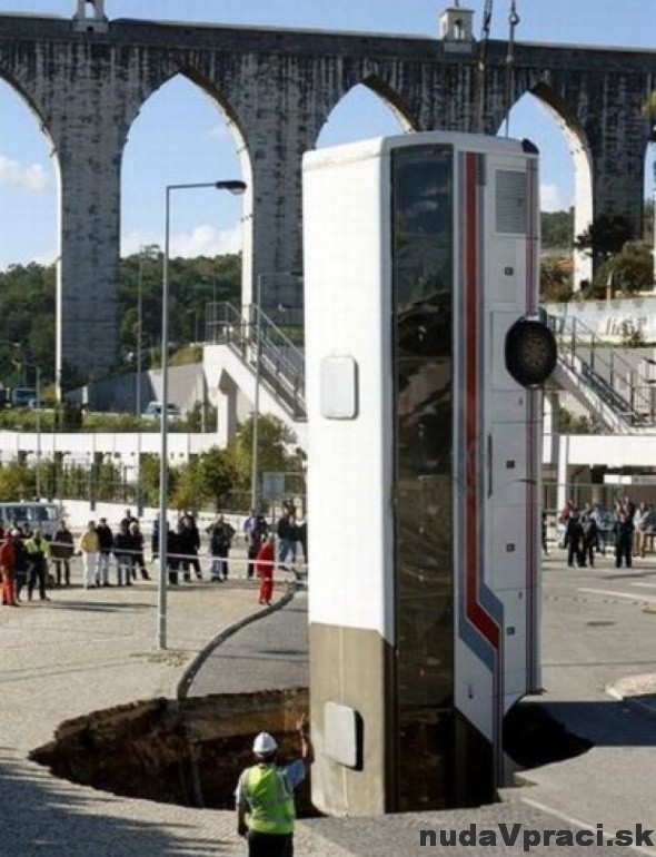 Pochovávanie starého autobusu