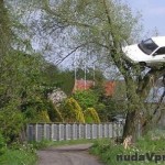Cestnému pirátovi v Poľsku sa pomstili zavesením auta na strom