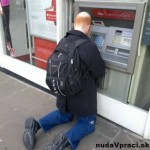 Modlitby na Cypre pred bankomatom