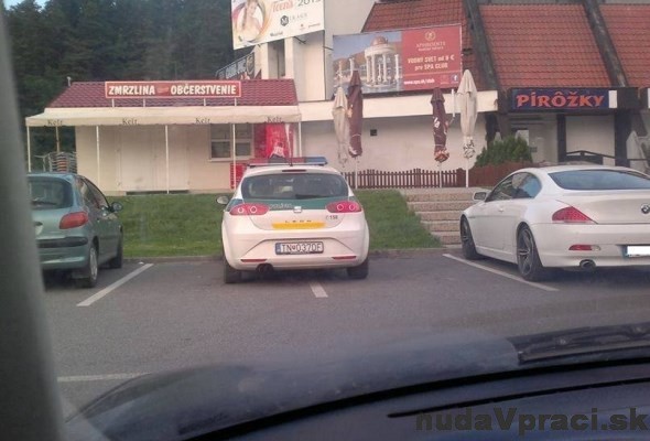 Takto parkujú policajti v PB