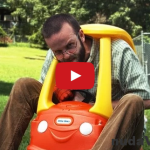 Perfektné VIDEO! Vojna oteckov s hračkami