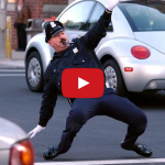Top 10 tancujúcich dopravných policajtov