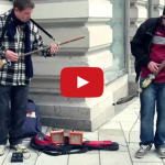 Pouliční muzikanti hrajú na nezvyčajné gitary
