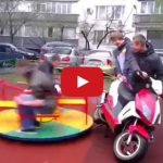 Zábavka v Rusku s hojdačkou a mopedom